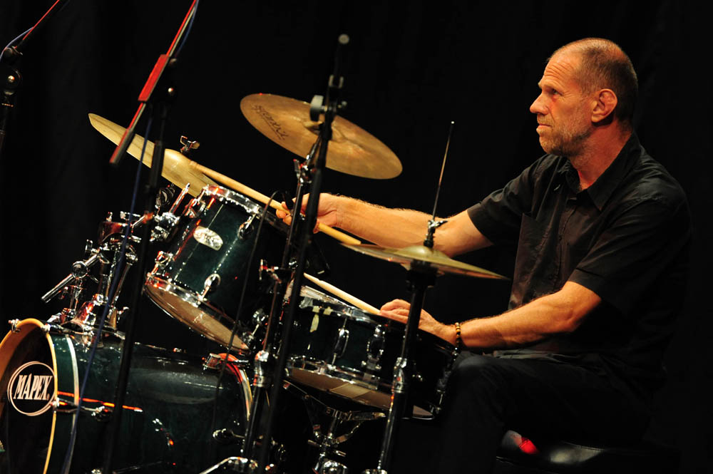 Zadar, .24.07.2012. snimio: Nenad Marčev
Brasil acoustic
Magda Mendes – vokal
Marcelo Godoy – vokal & akustična gitara
Nelson Latif – cavaquinho & akustična gitara
Gosti:
Renato Švorinić, bas,
Jadran Dučić Čićo, bubnjevi
Nebojša, ha Zadar, .24.07.2012. snimio: Nenad Marčev
Brasil acoustic
Magda Mendes – vokal
Marcelo Godoy – vokal & akustična gitara
Nelson Latif – cavaquinho & akustična gitara
Gosti:
Renato Švorinić, bas,
Jadran Dučić Čićo, bubnjevi
Nebojša, ha