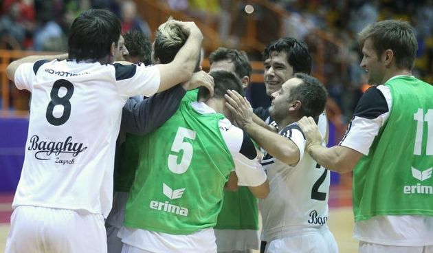 27.12.2014., Zagreb – U dvorani II Doma sportova odigrane su polufinalne utakmice 44. izdanja glavnog malonogometnog turnira Kutija Sibica. AC Malesnica – Promotionplay. Hrvoje Strok, Igor Biscan. Photo: Sanjin Strukic/PIXSELL