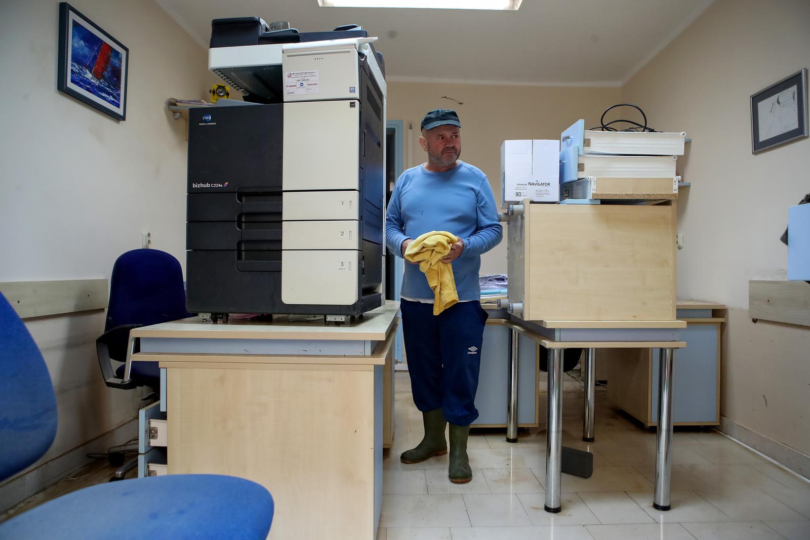 Obrovac: Poplava se polako povlači, stanovnici spašavaju stvari iz domova