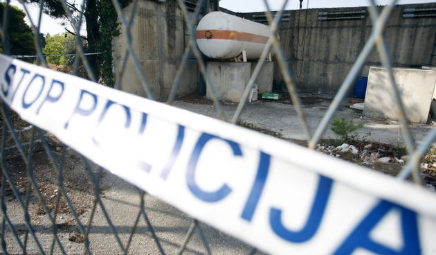 Zadar, 080911.U zadarskom predjelu Plovanija sinoc je procurio plin iz rezervoara kojim se nekad napajala bivsa tvornicu Bagat. Gradjani, koji su mislili kako je rezervoar vec 20 godina prazan, su zbog nesnosnog smrada zvali policiju. Foto: Jure Miskovi