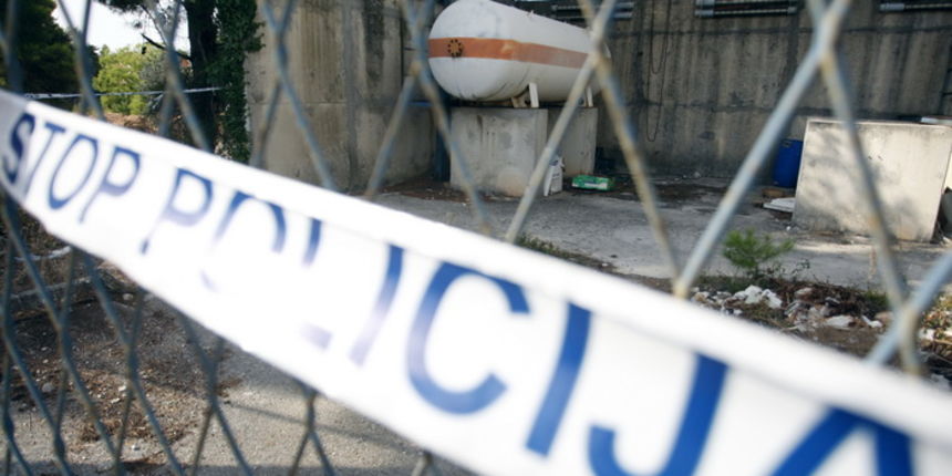 Zadar, 080911.U zadarskom predjelu Plovanija sinoc je procurio plin iz rezervoara kojim se nekad napajala bivsa tvornicu Bagat. Gradjani, koji su mislili kako je rezervoar vec 20 godina prazan, su zbog nesnosnog smrada zvali policiju. Foto: Jure Miskovi