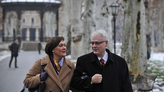 Zagreb, 100110.
Zrinjevac.
Drugi krug predsjednickih izbora 2010. u kojem gradjani biraju izmedju Ive Josipovica i Milana Bandica.
Na slici: Nakon glasanja u Palmoticevoj 30, gdje je prijavljen, Ivo Josipovic prosetao je sa suprugom Tatjanom preko parka Z