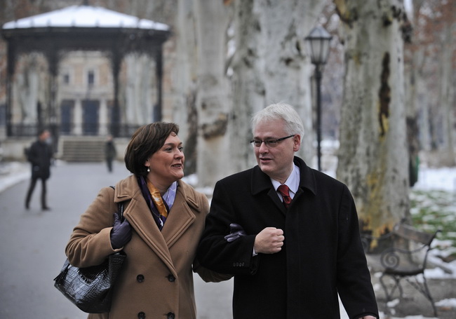 Zagreb, 100110.
Zrinjevac.
Drugi krug predsjednickih izbora 2010. u kojem gradjani biraju izmedju Ive Josipovica i Milana Bandica.
Na slici: Nakon glasanja u Palmoticevoj 30, gdje je prijavljen, Ivo Josipovic prosetao je sa suprugom Tatjanom preko parka Z