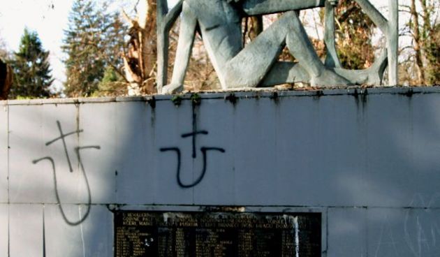 Ustaškim obilježjem ispisali antifašistički spomenik, Foto: Mario Pušić / Cropix