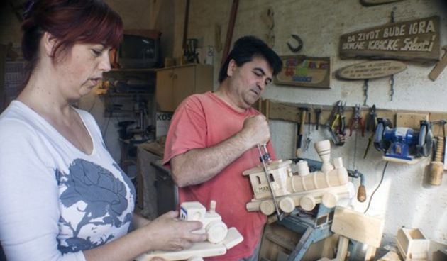 Slavonski Brod,01.10.2014.
Ana(43) i Nenad(51) Saboci iz Slavonskog Broda u radionici djecjih igracaka. U svega 12 metara kvadratnih metara izradjuju igracke iz drva. Sve su one ekoloski zdrave, primjerene djeci svih uzrasta, i sve imaju neo