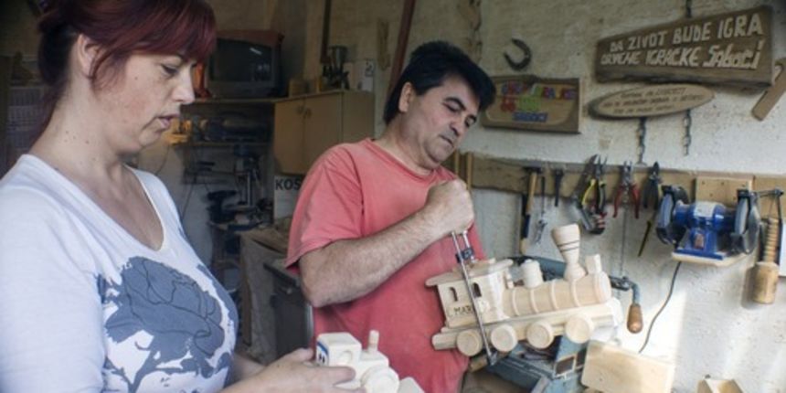 Slavonski Brod,01.10.2014.
Ana(43) i Nenad(51) Saboci iz Slavonskog Broda u radionici djecjih igracaka. U svega 12 metara kvadratnih metara izradjuju igracke iz drva. Sve su one ekoloski zdrave, primjerene djeci svih uzrasta, i sve imaju neo