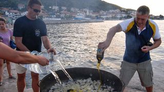 Tunuara 2016 – defile ribarica, spremanje brudeta, demonstracija ribarske vještine i koncert Zorica Kondža. Foto: TZ općine Kali/Adam Vidas Tunuara 2016 – defile ribarica, spremanje brudeta, demonstracija ribarske vještine i koncert Zorica Kondža. Foto: TZ općine Kali/Adam Vidas