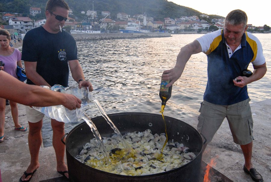 Tunuara 2016 – defile ribarica, spremanje brudeta, demonstracija ribarske vještine i koncert Zorica Kondža. Foto: TZ općine Kali/Adam Vidas Tunuara 2016 – defile ribarica, spremanje brudeta, demonstracija ribarske vještine i koncert Zorica Kondža. Foto: TZ općine Kali/Adam Vidas