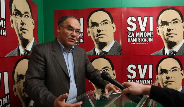 Pula, 271209.
Prvi krug petih predsjednickih izbora Republike Hrvatske.
Stozer IDS-a. Damir Kajin daje izjevu za medije..
Foto: Goran Sebelic / CROPIX