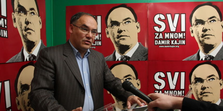 Pula, 271209.
Prvi krug petih predsjednickih izbora Republike Hrvatske.
Stozer IDS-a. Damir Kajin daje izjevu za medije..
Foto: Goran Sebelic / CROPIX Pula, 271209.
Prvi krug petih predsjednickih izbora Republike Hrvatske.
Stozer IDS-a. Damir Kajin daje izjevu za medije..
Foto: Goran Sebelic / CROPIX