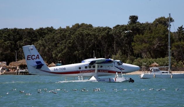 Novalja: Hidroavion sve popularniji način prijevoza između otoka i kopna