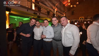 Tisuće Zadrana uživalo na krcatom Narodnom trgu i Tgu Petra Zoranića uz Tomislava Bralića i klapu Intrade Tisuće Zadrana uživalo na krcatom Narodnom trgu i Tgu Petra Zoranića uz Tomislava Bralića i klapu Intrade