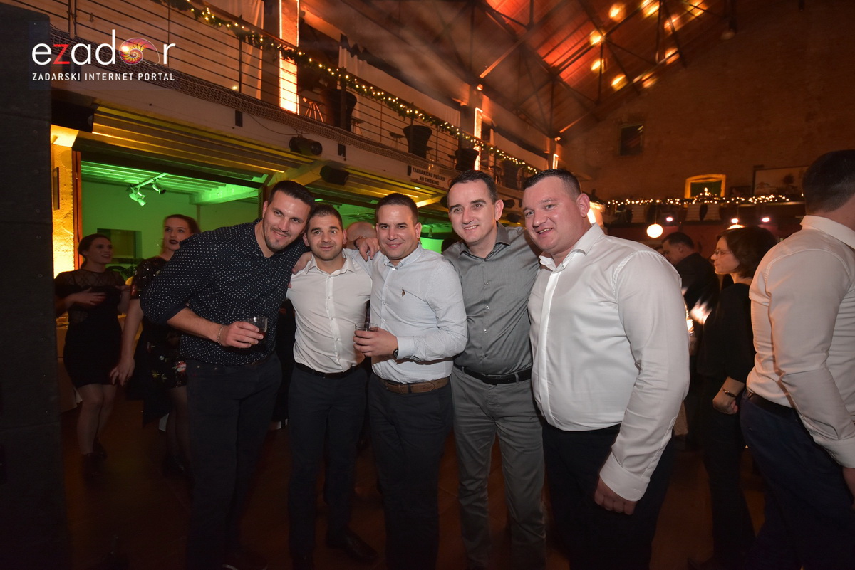 Tisuće Zadrana uživalo na krcatom Narodnom trgu i Tgu Petra Zoranića uz Tomislava Bralića i klapu Intrade Tisuće Zadrana uživalo na krcatom Narodnom trgu i Tgu Petra Zoranića uz Tomislava Bralića i klapu Intrade