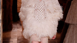 Visoka moda Alexander McQueen brenda za ovu jesen prava je poslastica za ljubitelje drame, inspirirana veličanstvenom kraljevskom odjećom.  Photo: Gianni Pucci/InDigitalteam/GoRunway.com