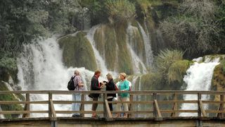 Jesenske boje i ljepote Nacionalnog parka Slapovi Krke oduševljavaju i dalje mnogobrojne turiste iz cijeloga svijeta. Photo: Hrvoje Jelavic/PIXSELL Jesenske boje i ljepote Nacionalnog parka Slapovi Krke oduševljavaju i dalje mnogobrojne turiste iz cijeloga svijeta. Photo: Hrvoje Jelavic/PIXSELL