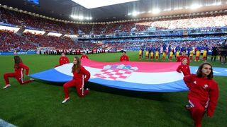 U dvoboju zadnjeg, 3. kola D skupine EURA u Bordeauxu igraju nogometaši Hrvatske i Španjolske (1-1).   Pred 40.000 gledatelja na stadionu Matmut Atlantic sudi Bjorn Kuipers.    Strijelci: 0-1 Morata (7), 1-1 Kalinić (45)