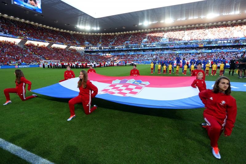 U dvoboju zadnjeg, 3. kola D skupine EURA u Bordeauxu igraju nogometaši Hrvatske i Španjolske (1-1).   Pred 40.000 gledatelja na stadionu Matmut Atlantic sudi Bjorn Kuipers.    Strijelci: 0-1 Morata (7), 1-1 Kalinić (45)
