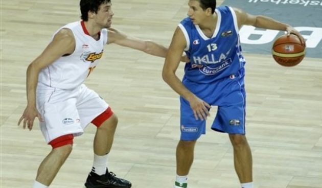 Greece’s Dimitrios Diamantidis dribbles past Spain’s Sergio Llull / AP Photo