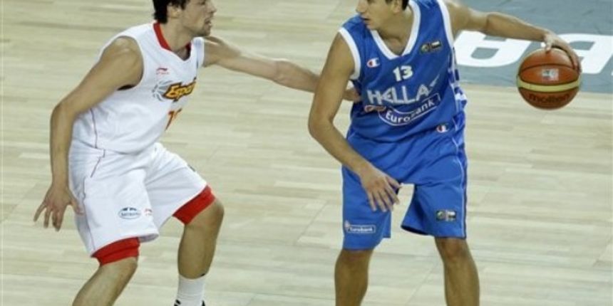 Greece’s Dimitrios Diamantidis dribbles past Spain’s Sergio Llull / AP Photo Greece’s Dimitrios Diamantidis dribbles past Spain’s Sergio Llull / AP Photo