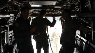 Djelatnici iz vojarne u Zemuniku obišli američke Osprey-e Djelatnici iz vojarne u Zemuniku obišli američke Osprey-e