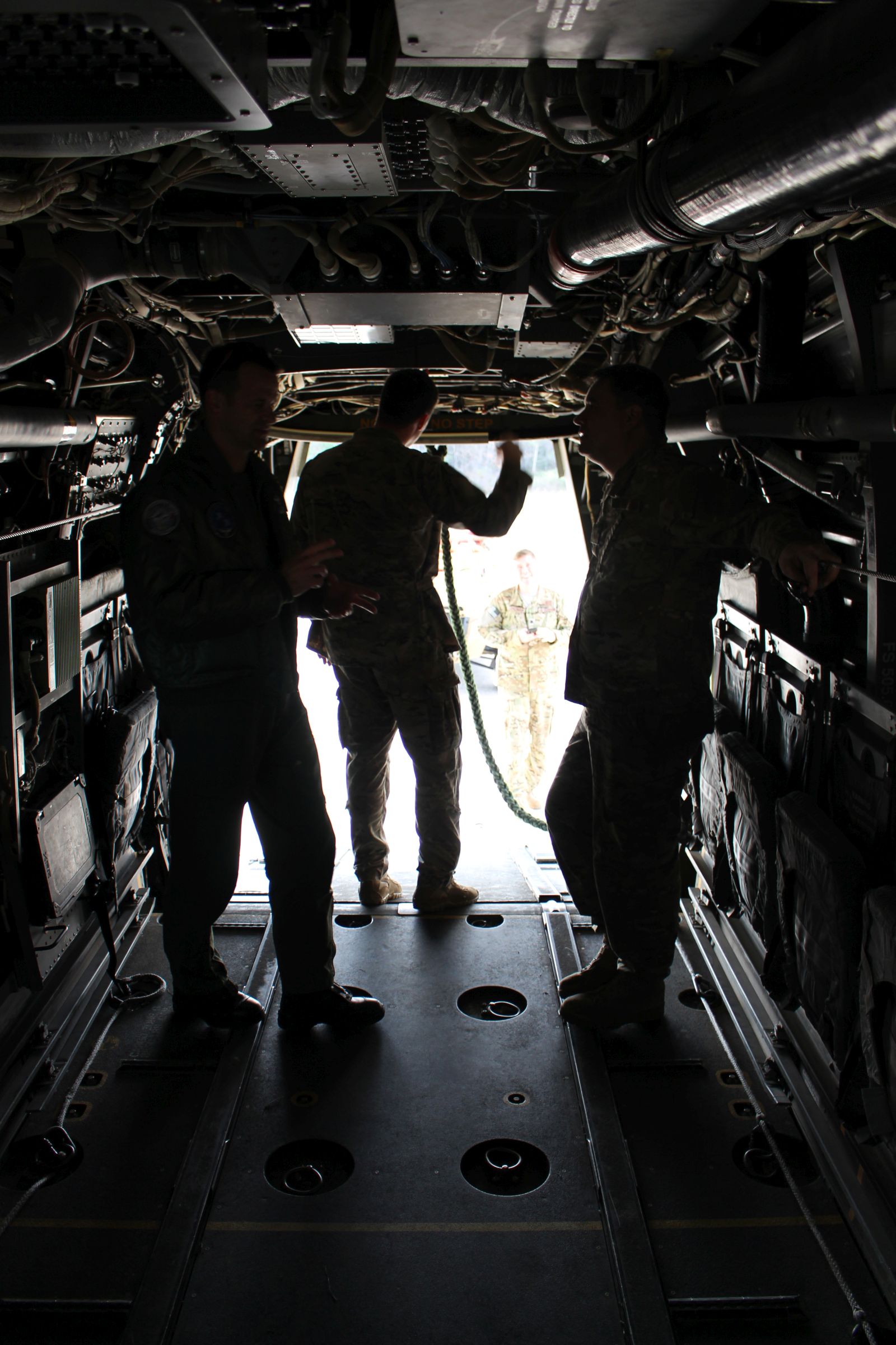 Djelatnici iz vojarne u Zemuniku obišli američke Osprey-e Djelatnici iz vojarne u Zemuniku obišli američke Osprey-e