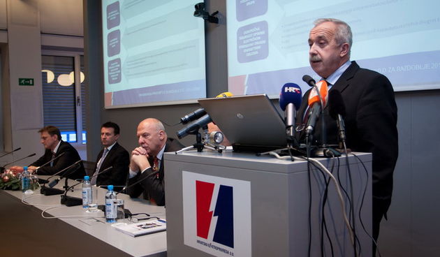 Zagreb, 211212.
U zgradi Hrvatske elektroprivrede (HEP) odrzana je press konferencija na kojoj je predstavljen program rada Uprave HEP-a za razdoblje od 2012. do 2016. godine.
Na fotografiji: Zlatko Koracevic, predsjednik uprave HEP-a, i ostatak Uprave.
F