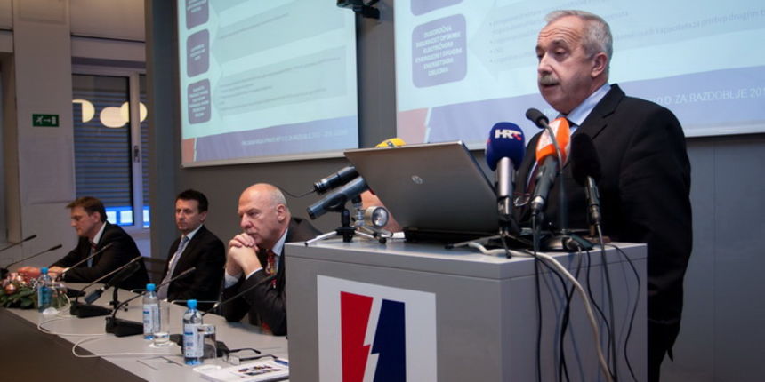 Zagreb, 211212.
U zgradi Hrvatske elektroprivrede (HEP) odrzana je press konferencija na kojoj je predstavljen program rada Uprave HEP-a za razdoblje od 2012. do 2016. godine.
Na fotografiji: Zlatko Koracevic, predsjednik uprave HEP-a, i ostatak Uprave.
F Zagreb, 211212.
U zgradi Hrvatske elektroprivrede (HEP) odrzana je press konferencija na kojoj je predstavljen program rada Uprave HEP-a za razdoblje od 2012. do 2016. godine.
Na fotografiji: Zlatko Koracevic, predsjednik uprave HEP-a, i ostatak Uprave.
F