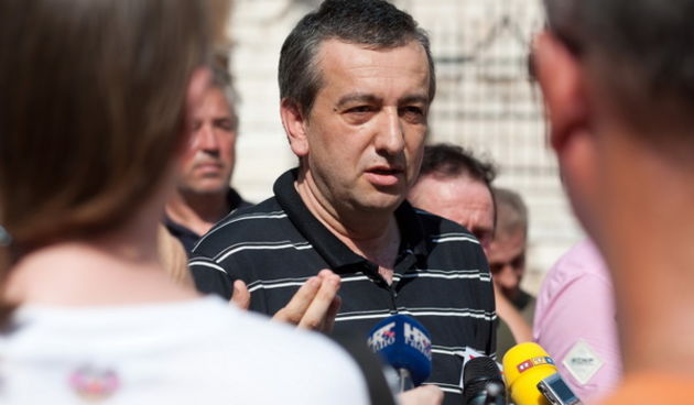 Zadar, 250812.
Pirotehnicari objedinjeni u novi sindikat odrzali su miran prosvjed na kojem su Zadranima i turistima dijelili letke na kojima pise da je hrvatska minski opasna zemlja.
Na fotografiji: dMario Ivekovic – predsjednik sindikata.
Foto: Luka Ger