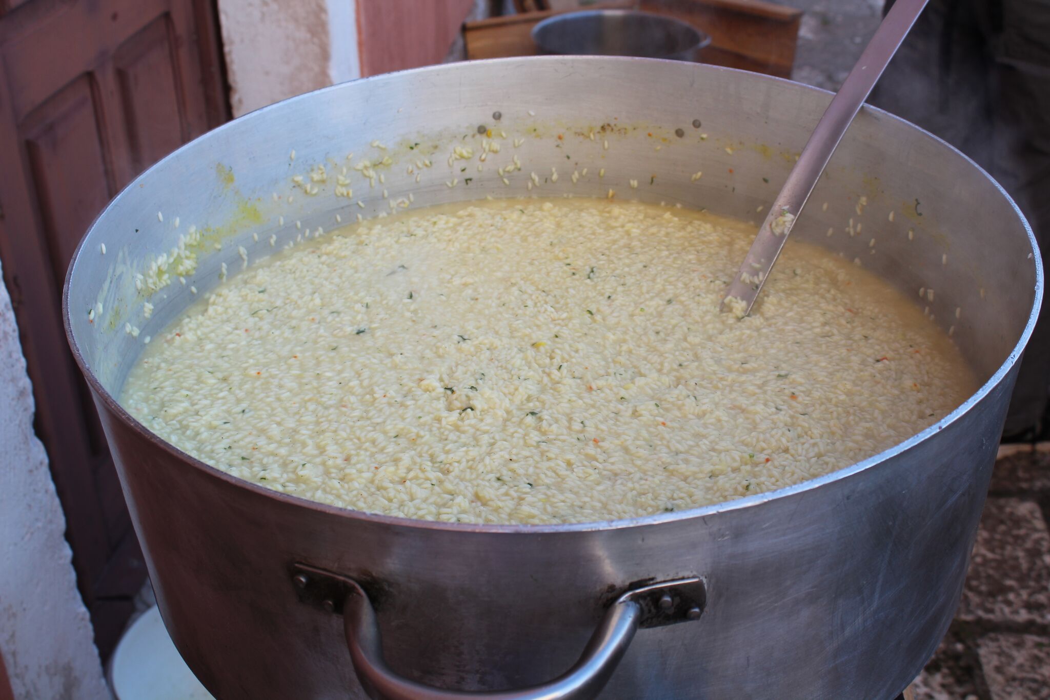 Udruga mladih Ploče i Dračevca uredila stari zog i počastila rižotom