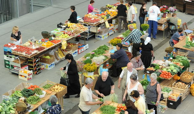 Zadar, 260510.
Na maloj trznici ispred trgovackog centra u Zadru  trgovci se zale kako je ovog proljeca zbog krize promet manji i do 75%.
Foto : Andrija Lucic / cropix