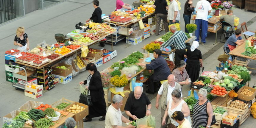 Zadar, 260510.
Na maloj trznici ispred trgovackog centra u Zadru trgovci se zale kako je ovog proljeca zbog krize promet manji i do 75%.
Foto : Andrija Lucic / cropix Zadar, 260510.
Na maloj trznici ispred trgovackog centra u Zadru trgovci se zale kako je ovog proljeca zbog krize promet manji i do 75%.
Foto : Andrija Lucic / cropix
