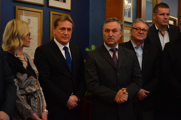 Gradonačelnik Kalmeta primio obitelj Ćosić i sudionike završnice Krešinog Kupa Gradonačelnik Kalmeta primio obitelj Ćosić i sudionike završnice Krešinog Kupa