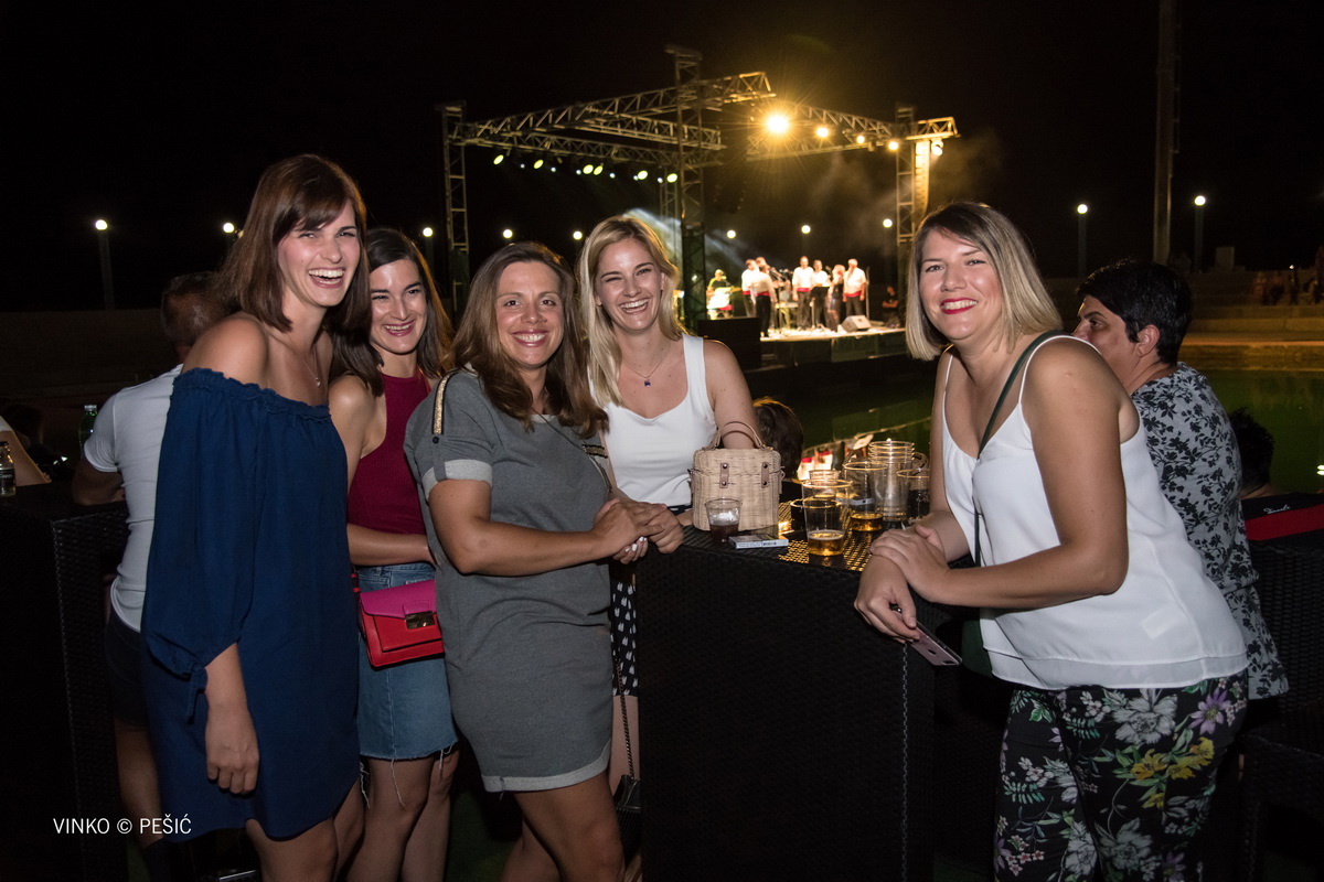 Zorica Kondža i klapa Cambi @ bazen Ilirije u Biogradu