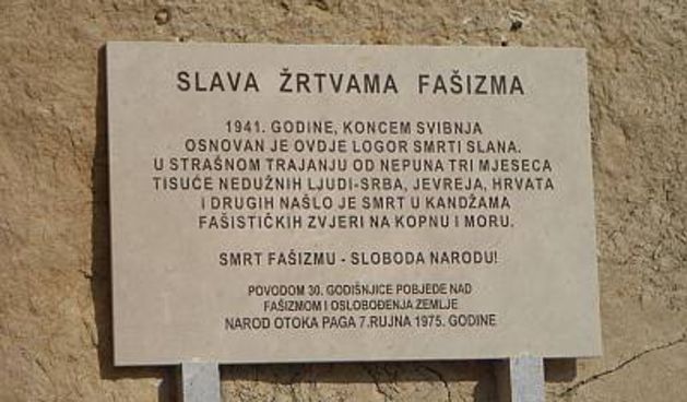 Razbijena spomen ploča žrtvama ustaškog logora na Pagu, foto: radio Zadar