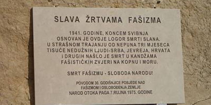 Razbijena spomen ploča žrtvama ustaškog logora na Pagu, foto: radio Zadar Razbijena spomen ploča žrtvama ustaškog logora na Pagu, foto: radio Zadar