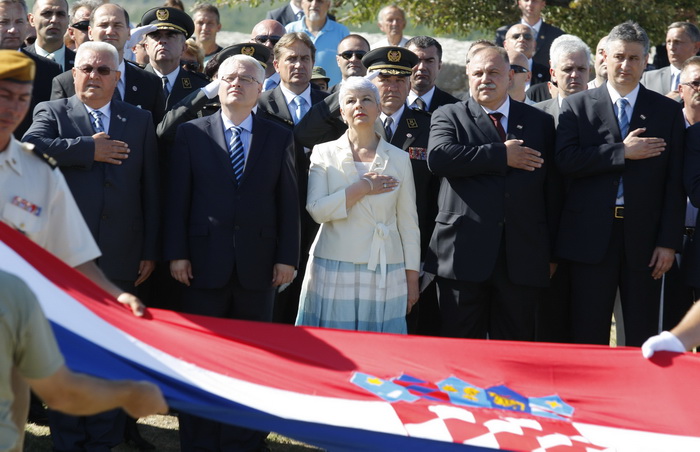 Knin, 050810.
Proslava Dana pobjede i 15. godisnjice akcije Oluja u Kninu. Podizanje zastave.
Na fotografiji: Luka Bebic, Ivo Josipovic, Jadranka Kosor
Foto: Jakov Prkic / Cropix Knin, 050810.
Proslava Dana pobjede i 15. godisnjice akcije Oluja u Kninu. Podizanje zastave.
Na fotografiji: Luka Bebic, Ivo Josipovic, Jadranka Kosor
Foto: Jakov Prkic / Cropix