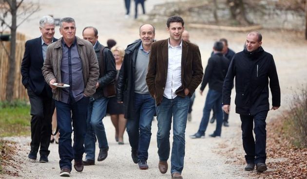 Plitvica Selo – Celnici stranke MOST na celu s Bozom Petrovom koji su na parlamentarnim izborima usli u Sabor poceli su sastanak u Plitvickom selu kraj Nacionalnog parka Plitvicka jezera. Novinarima su se kratko obratili te najavili izjave za ponedjeljak