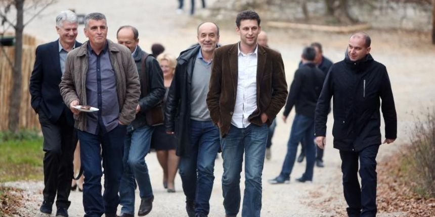 Plitvica Selo – Celnici stranke MOST na celu s Bozom Petrovom koji su na parlamentarnim izborima usli u Sabor poceli su sastanak u Plitvickom selu kraj Nacionalnog parka Plitvicka jezera. Novinarima su se kratko obratili te najavili izjave za ponedjeljak