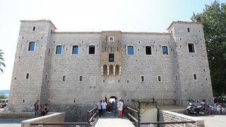 Kaštel Lukšić: Kolinda Grabar-Kitarović obišla Muzej grada Kaštela u dvorcu Vitturi Kaštel Lukšić: Kolinda Grabar-Kitarović obišla Muzej grada Kaštela u dvorcu Vitturi