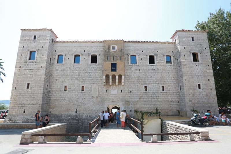 Kaštel Lukšić: Kolinda Grabar-Kitarović obišla Muzej grada Kaštela u dvorcu Vitturi Kaštel Lukšić: Kolinda Grabar-Kitarović obišla Muzej grada Kaštela u dvorcu Vitturi