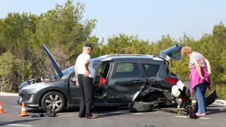 Dvoje ozlijeđenih u sudaru dva automobila na vodičkoj obilaznici, intervenirali i vatrogasci Dvoje ozlijeđenih u sudaru dva automobila na vodičkoj obilaznici, intervenirali i vatrogasci