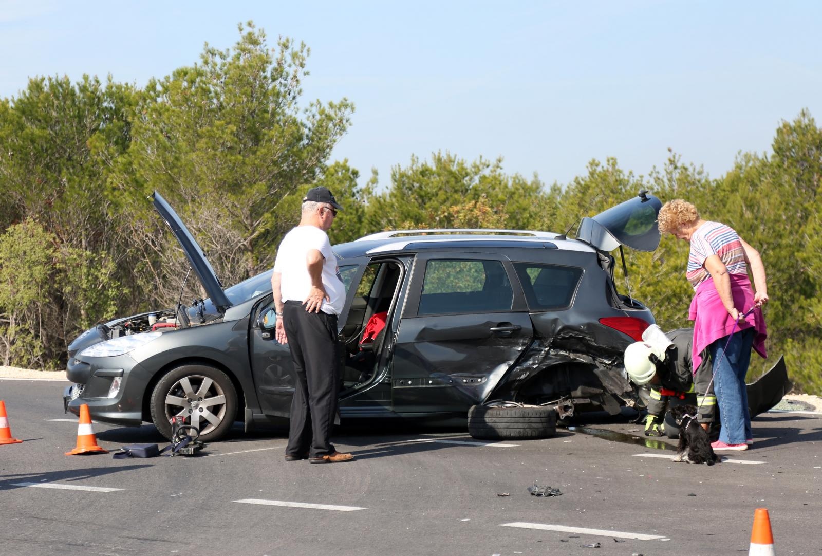 Dvoje ozlijeđenih u sudaru dva automobila na vodičkoj obilaznici, intervenirali i vatrogasci Dvoje ozlijeđenih u sudaru dva automobila na vodičkoj obilaznici, intervenirali i vatrogasci