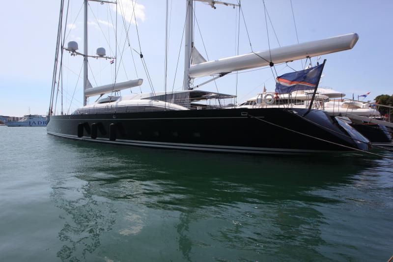 27.06.2013., Zadar – Luksuzna jahta u vlasnistvu medijskog magnata Ruperta Murdocha nalazi se usidrena u zadarskoj marini. Brod je dugacak 68 metara, glavni jarbol je iste visine. Cijena najma ove jahte na tjedan je 295.000 eura, odnosno 2,2 milijuna ku 27.06.2013., Zadar – Luksuzna jahta u vlasnistvu medijskog magnata Ruperta Murdocha nalazi se usidrena u zadarskoj marini. Brod je dugacak 68 metara, glavni jarbol je iste visine. Cijena najma ove jahte na tjedan je 295.000 eura, odnosno 2,2 milijuna ku