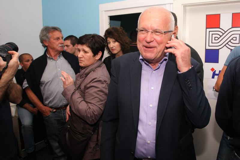 Nakon objave prvih izbornih rezultata nastalo je slavlje u stožeru HDZ-a i kolacijskih partnera. Slavila se pobjeda Božidara Kalmete, novog gradonačelnika Zadra, te pobjeda Stipe Zrilića, novog/satog župana Zadarske županije. Photo: Dino Stanin/PIXSELL Nakon objave prvih izbornih rezultata nastalo je slavlje u stožeru HDZ-a i kolacijskih partnera. Slavila se pobjeda Božidara Kalmete, novog gradonačelnika Zadra, te pobjeda Stipe Zrilića, novog/satog župana Zadarske županije. Photo: Dino Stanin/PIXSELL