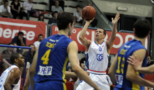 Zagreb, 160509.
U KC Drazen Petrovic odigrava se zadnje kolo Hrvatske kosarkaske lige za prvaka.
Na slici: Igrac Cibone  Davor Kus u napadnu na kos protiv igraca Zagreba Ante Tomica.
Foto: Sime Sokota / CROPIX