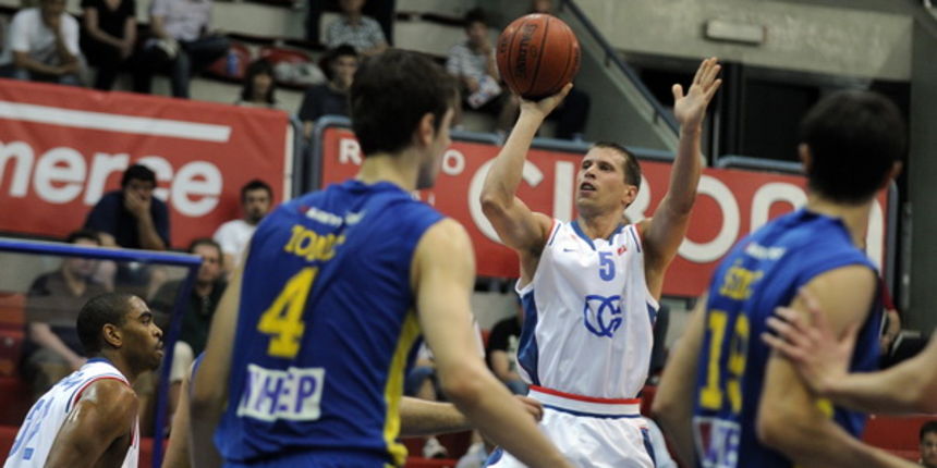 Zagreb, 160509.
U KC Drazen Petrovic odigrava se zadnje kolo Hrvatske kosarkaske lige za prvaka.
Na slici: Igrac Cibone  Davor Kus u napadnu na kos protiv igraca Zagreba Ante Tomica.
Foto: Sime Sokota / CROPIX