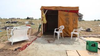 Zadar, 050910.
U Zemuniku Gornjem mjesatni su odrzali mirni prosvjed protiv Roma koji su se naselili na njihovom podrucju.
Na slici : romske nastambe.
Foto: Vladimir Ivanov / CROPIX