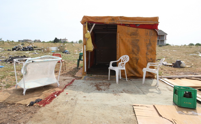 Zadar, 050910.
U Zemuniku Gornjem mjesatni su odrzali mirni prosvjed protiv Roma koji su se naselili na njihovom podrucju.
Na slici : romske nastambe.
Foto: Vladimir Ivanov / CROPIX