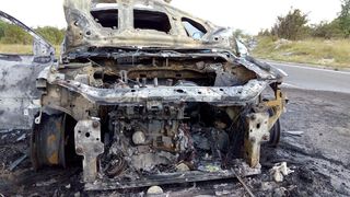 Kod Gračaca u vožnji se zapalio Renault i u potpunosti izgorio Kod Gračaca u vožnji se zapalio Renault i u potpunosti izgorio