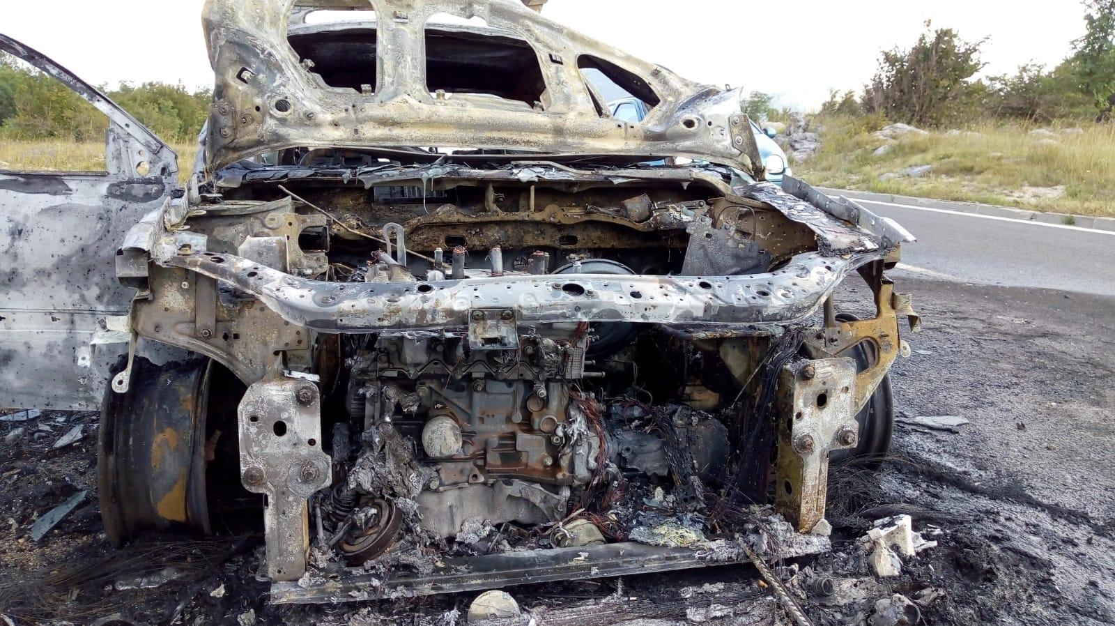 Kod Gračaca u vožnji se zapalio Renault i u potpunosti izgorio Kod Gračaca u vožnji se zapalio Renault i u potpunosti izgorio